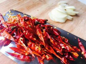 蒜切片，干辣椒切段。