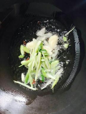 放葱蒜炒出香味。