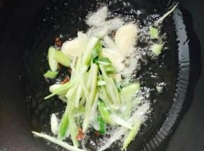 放葱蒜炒出香味。