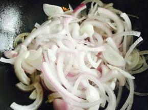 放葱头翻炒片刻。