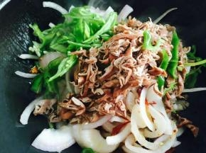 倒入尖椒，肥肠翻炒。