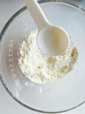 面粉加白糖和酵母搅拌均匀。