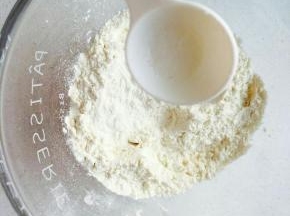 面粉加白糖和酵母搅拌均匀。