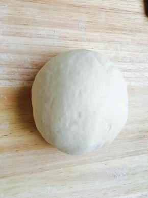 发酵好的面团加干面粉排气，揉匀。