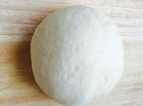 发酵好的面团加干面粉排气，揉匀。