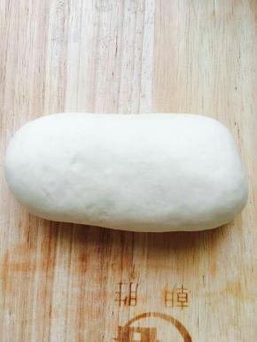 将面团揉成椭圆形。