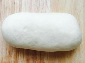 将面团揉成椭圆形。