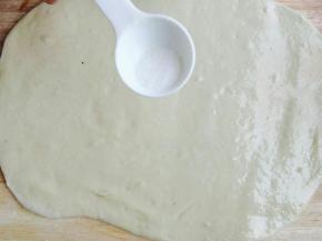 刷油，均匀撒上盐。