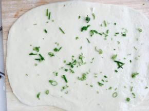 均匀撒上葱花。