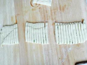 将长条切成5毫米左右的条，8.9个为一组。