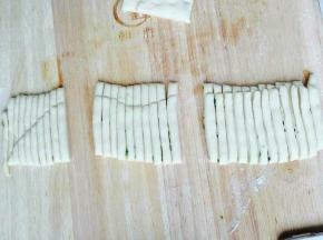 将长条切成5毫米左右的条，8.9个为一组。