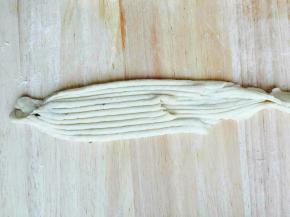 取其中一组，向两边对着抻。