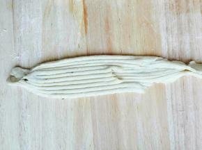 取其中一组，向两边对着抻。