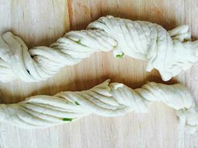 抻好以后拧成麻花状。