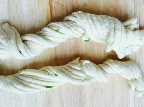 抻好以后拧成麻花状。