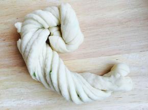 如图所示，一头往里收。