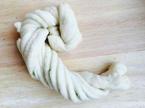 如图所示，一头往里收。