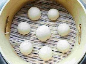 揉成圆球放蒸笼上醒发20分钟左右。