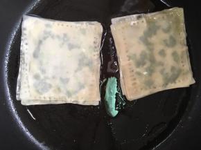 平底锅热油，把云吞皮放入，小火慢煎至两面金黄