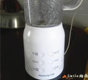 用30克奇异果肉+26克凉开水打成糊，放料理机打成果汁；