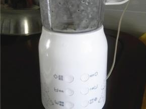 用30克奇异果肉+26克凉开水打成糊，放料理机打成果汁；