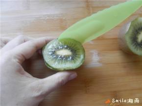 用塑料勺子刮一圈果子外皮，去除果皮；