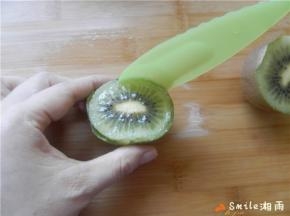 用塑料勺子刮一圈果子外皮，去除果皮；