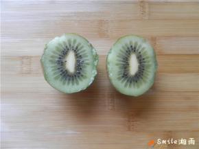 对半竖切奇异果；