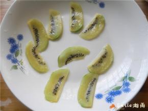奇异果切成薄片，用厨房纸吸干水份或晾干一段时间。