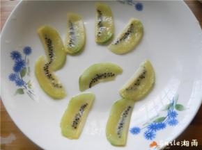 奇异果切成薄片，用厨房纸吸干水份或晾干一段时间。