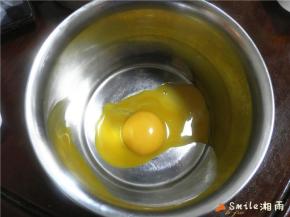 分离蛋黄蛋清，分别放在干净无油的碗中。