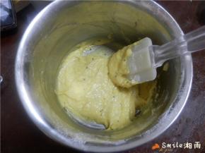 过筛低筋面粉；