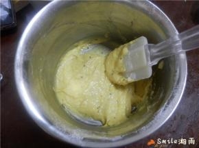 过筛低筋面粉；