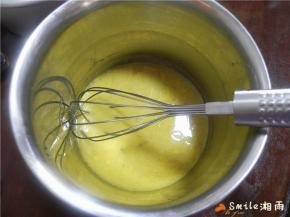 蛋黄、玉米油、奇异果果汁拌匀；