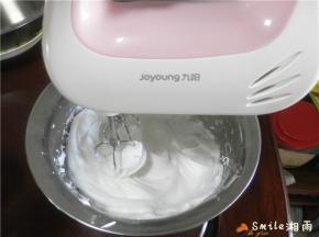 分3次倒入糖，用打蛋器打发至干性发泡：拉起打蛋器，蛋白呈直立的小角；