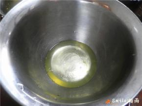 蛋清滴2滴柠檬汁；烤箱150度预热；