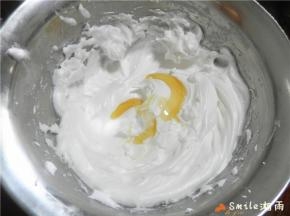 打好的蛋白糊加入蜂蜜；