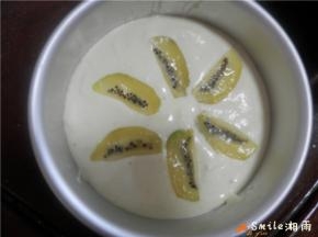 倒入6寸模具，震出所泡，放奇异果片；