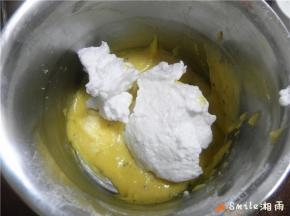 将三分之一的蛋白糊和果汁糊拌匀；再倒入剩下的蛋白糊，混合拌匀；