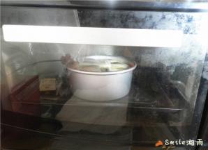 放入烤箱中层，上下火，烤28分钟左右；