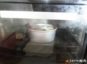 放入烤箱中层，上下火，烤28分钟左右；