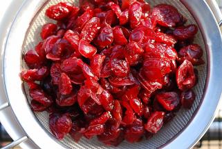 用朗姆酒提前一天将蔓越莓果干泡软，用滤网将水滤去，厨房纸擦干，一旁备用