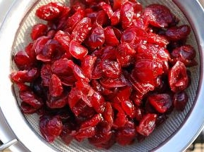 用朗姆酒提前一天将蔓越莓果干泡软，用滤网将水滤去，厨房纸擦干，一旁备用