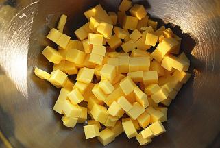 动物性无盐黄油，切小块，入料理盆中，室温软化好，打发至糖霜状态