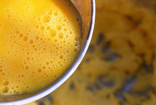 全蛋液，分三次加入，继续打发，混合均匀