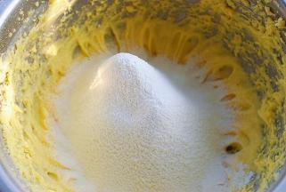 加入过筛的低粉和泡打粉，刮刀彻底拌匀