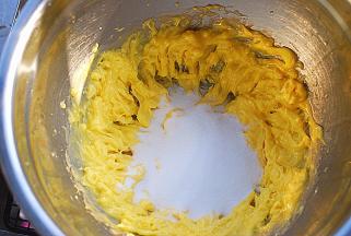 分3次，加入糖粉，继续打发