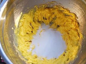 分3次，加入糖粉，继续打发