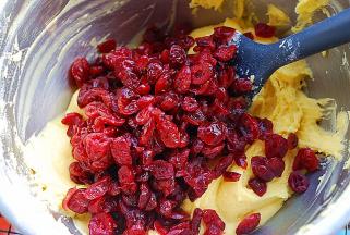 倒入之前准备好泡软的蔓越莓果干，拌匀