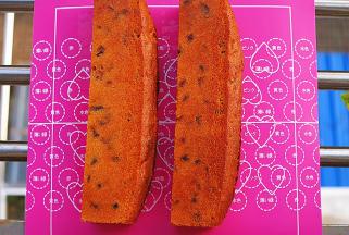 烤箱预热好，上火180度，下火160度，中层，烤45分钟左右，牙签轻轻戳入中间，取出，无粘黏附着物即可取出